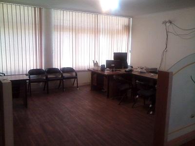 اجاره دفتر-اجاره تعدادی میز اداری یا اتاق در دفتر کار مبله.