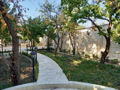 در ورودی باغ-950 متر باغ ویلای مشجر سنددار در  شهریار