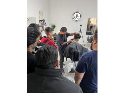 بهترین مدرس کوتاهی در اصفهان-آکادمی علامی آموزش آرایشگری مردانه در اصفهان