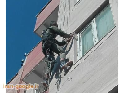 نقاشی ساختمان در تهران-پیچ و رولپلاک سنگ با طناب.نماشویی بدون داربست
