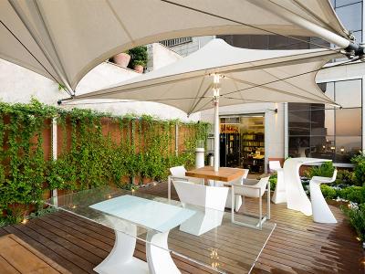 میز کنار-چتر و سقف ثابت روفگاردن و حیاط