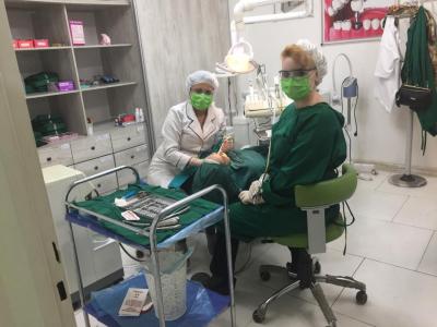 بدون درد-دکتر بهارک دلنواز دندانپزشک و متخصص بیماری‌های لثه  در اسلامشهر